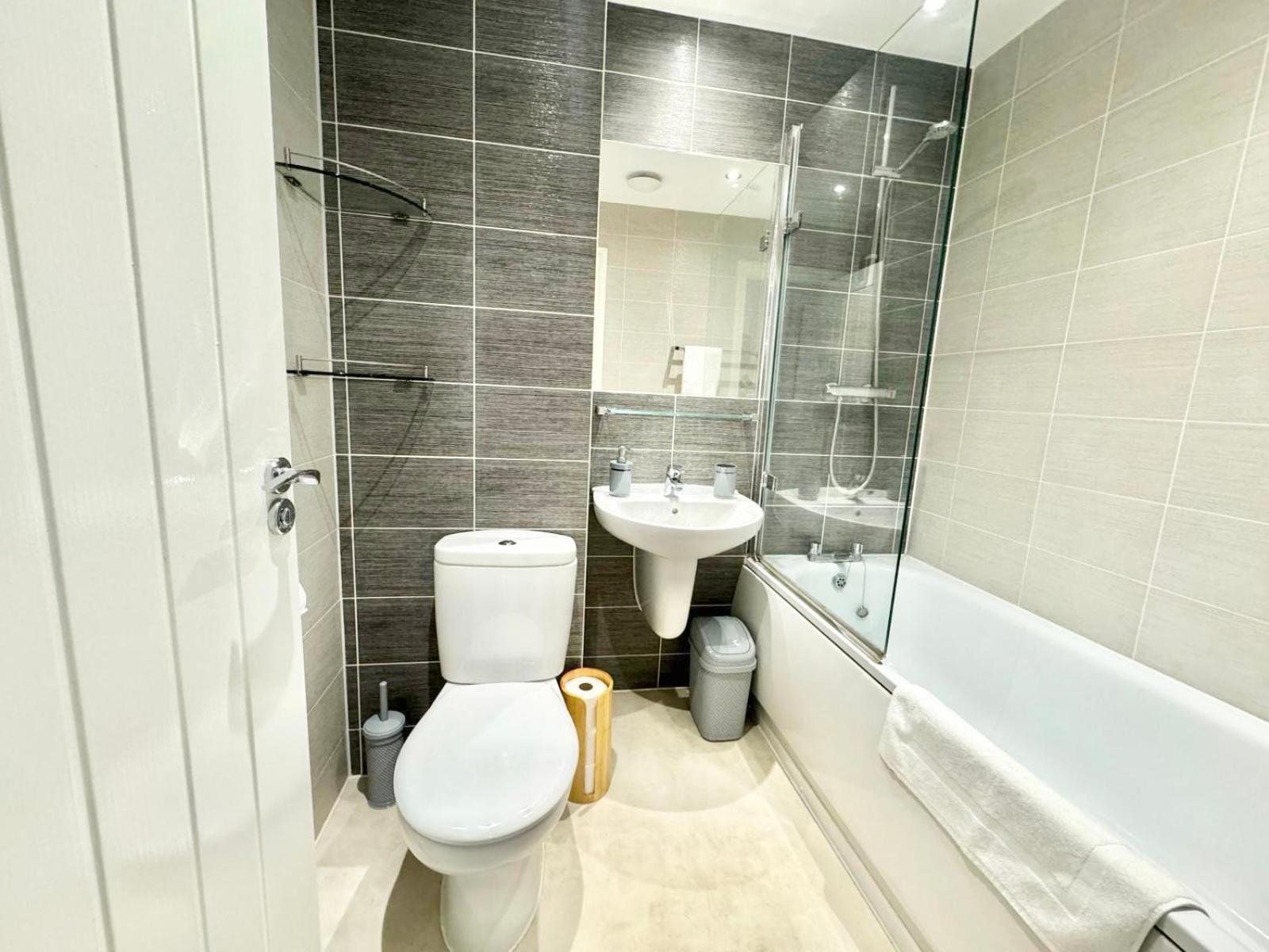 Home Centrally Located In Folkestone, Great Location For Families Or Workers エクステリア 写真